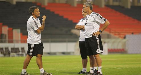 البلطان يجتمع بلاعبي الشباب قبل مواجهة التعاون.. صور